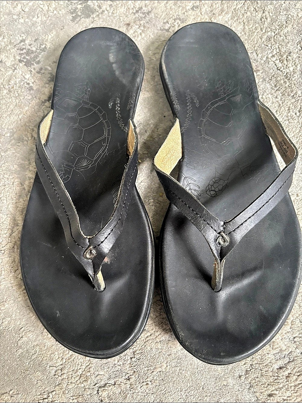 OLUKAI Black Leather-Style Thong Sandals